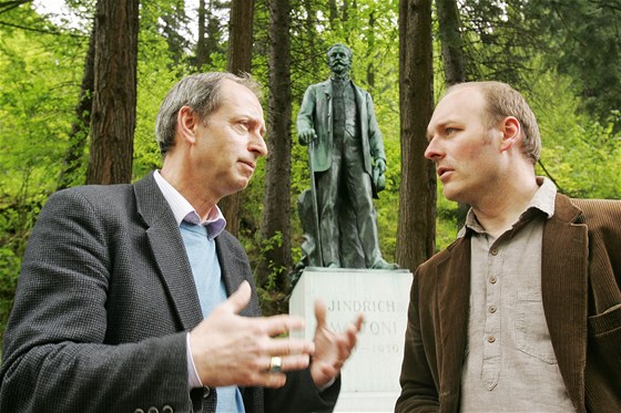 Vladimír Laanský (vlevo) a Miroslav Perout z o.p.s. Lázn Kyselka u sochy