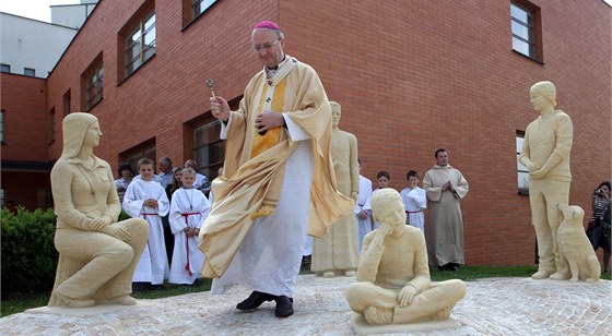 Nové sochy Dona Bosca, tí mladých lidí a psa u kostela na sídliti Jiní Svahy