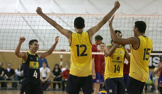Mladí braziltí volejbalisté v souboji s výbrem eských hrá.