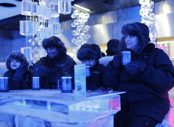 V kavárn Chillout v Dubaji je stále -6 °C. Z ledu je nábytek i výzdoba.