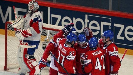 JEDEN ZE SEDMI. etí hokejisté se radují z gólu proti Norsku.