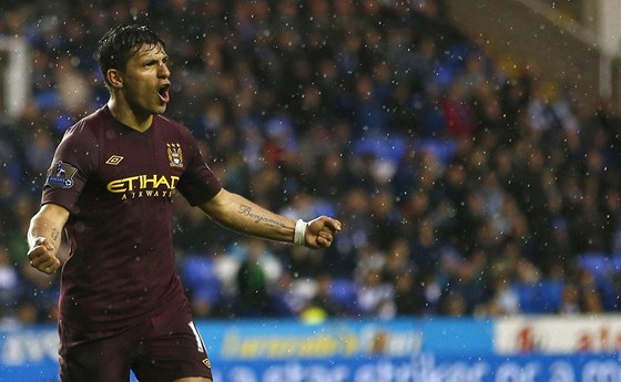 Sergio Agüero z Manchesteru City slaví gól.