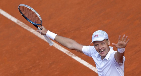 Tomá Berdych slaví ímskou výhru nad Novakem Djokoviem.