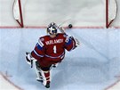 Ruský branká Semjon Varlamov vymetá ze své brány puk v utkání s Finskem.