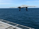 Bezpilotn letoun X-47B startuje z paluby letadlov lodi USS George H. W. Bush...