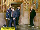 Prezident Milo Zeman pi pchodu do Svatovclavsk kaple zavrvoral tak, e...