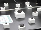 Vechny kousky eljabinskho meteoritu ve vitrn na vstav v Ruzyni