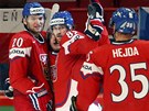 etí hokejisté se radují z gólu Petra Koukala v zápase se Slovinskem.
