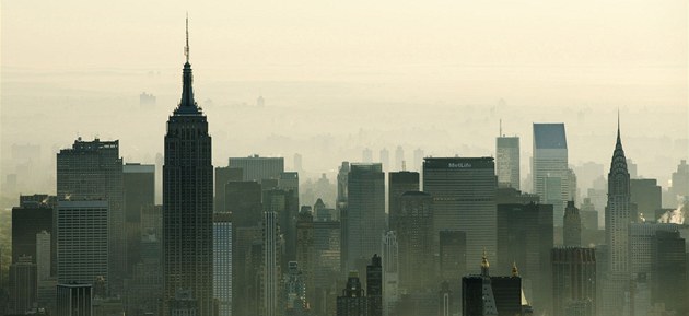 Věže manhattanských mrakodrapů při ranním slunci na pohledu z One World Trade... Věže manhattanských mrakodrapů při ranním slunci na pohledu z One World Trade...