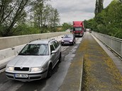 Oprava mostu a kolony na hlavn silnici v Holov.