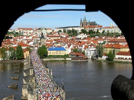 KRÁSNÝ VÝHLED. Úastnící Praského maratonu se probhli také po Karlov most.