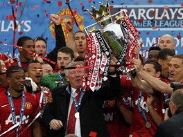 KRÁSNÉ LOUENÍ. Alex Ferguson s trofejí pro vítze anglické ligy. Manaer