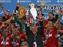 KRÁSNÉ LOUENÍ. Alex Ferguson s trofejí pro vítze anglické ligy. Manaer