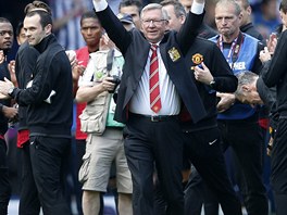 PED ZÁPASEM. Alex Ferguson mává divákm pedtím, ne naposledy usedne na...