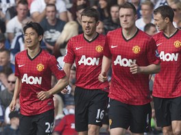 POKRAUJEME. Záloník ini Kagawa (vlevo) oslavil se spoluhrái z Manchesteru...