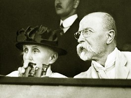 Prezident Tomá Garrigue Masaryk s manelkou Charlottou sledují VII....