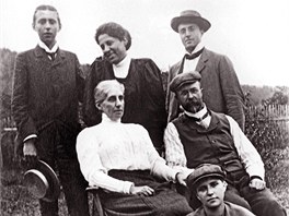Rodinná fotografie Masarykových z roku 1905: dole pod rodii sedí dcera Olga,...