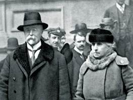 Prezident T. G. Masaryk s chotí Charlottou opoutjí volební místnost v Praze....