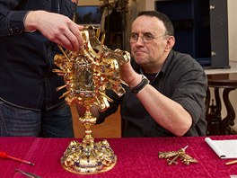 Zlatnický restaurátor Norbert Riegel (vpravo) pi sestavování relikviáe sv....