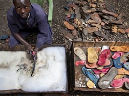 Julie zaloila nejprve spolenost FlipFlop Recycling Company, pozdji...