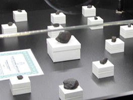 Vechny kousky eljabinskho meteoritu ve vitrn na vstav v Ruzyni