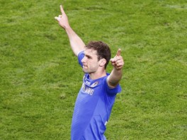 Branislav Ivanovi z Chelsea slaví svj gól ve finále Evropské ligy.