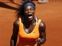 Serena Williamsov se v Madridu raduje z vtzstv nad Italkou Erraniovou.