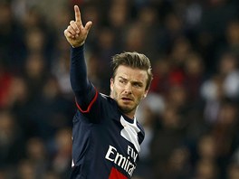 NAPOSLEDY V PAÍI. David Beckham v dresu Paris St. Germain bhem zápasu s...
