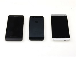 Práv zadní stranu iPhonu (uprosted) mají elní plochy BlackBerry a HTC...