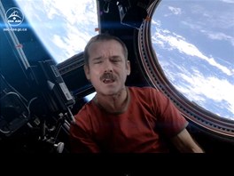 Kanadský astronaut Chris Hadfield ve videoklipu Space Oddity od Davida Bowieho,...