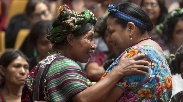 Indini z kmene Ixil oslavuj rozsudek nad bvalm dikttorem Monttem (11. kvtna 2013)