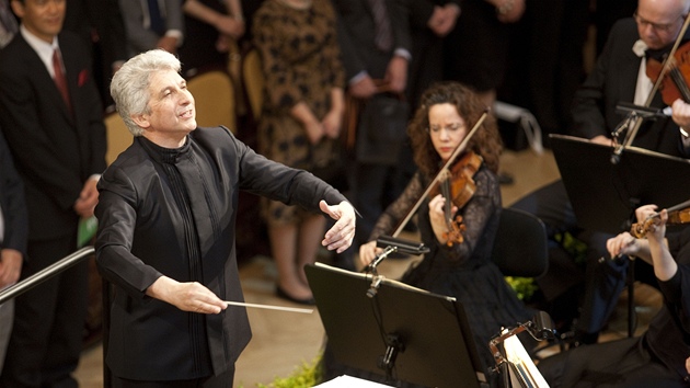 Kanadsk dirigent Peter Oundjian diriguje Filharmonick orchestr francouzskho rozhlasu. (12. kvtna 2013)