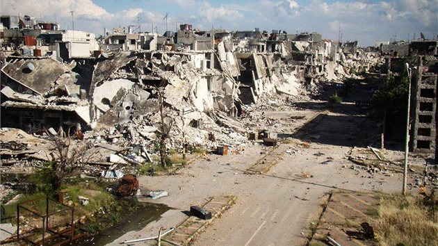 Pohled na rozbombardovan ulice syrskho msta Homs (10. kvtna 2013)
