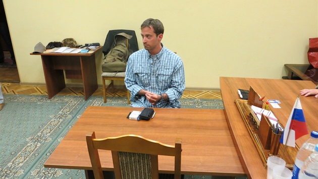 Amerian Ryan Christopher Fogle u vslechu. Fotografie zveejnila rusk tajn sluba FSB (14. kvtna 2013)