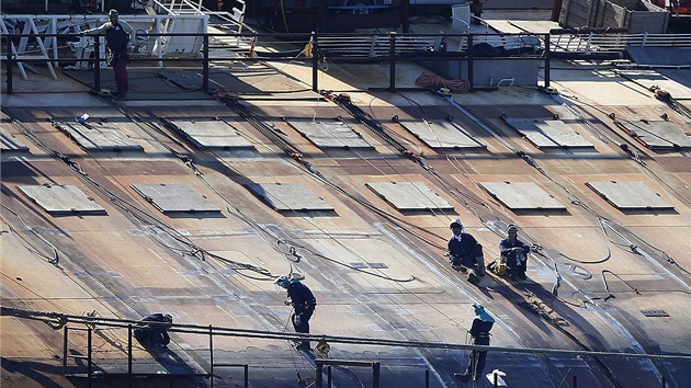 Dlnci pracuj na vyprotn lodi Costa Concordia u tosknskch beh (14. kvtna 2013).