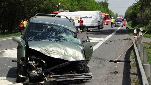 Srka t automobil zablokovala na nkolik hodin vpadovku z Ostravy smrem na Monov. Kamion skonil v poli, dal dva automobily zstaly na silnici. 