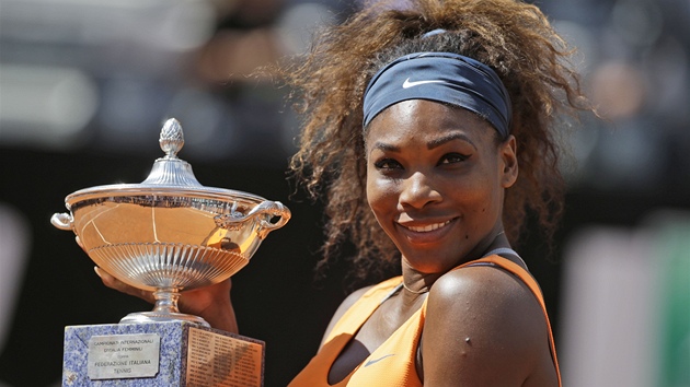 Serena Williamsov s trofej pro vtzku turnaje v m.