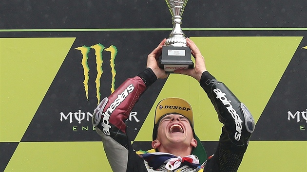 EXTZE. Britsk jezdec Scott Redding se lask s pohrem pro vtze Velk ceny Francie v kategorii Moto2.