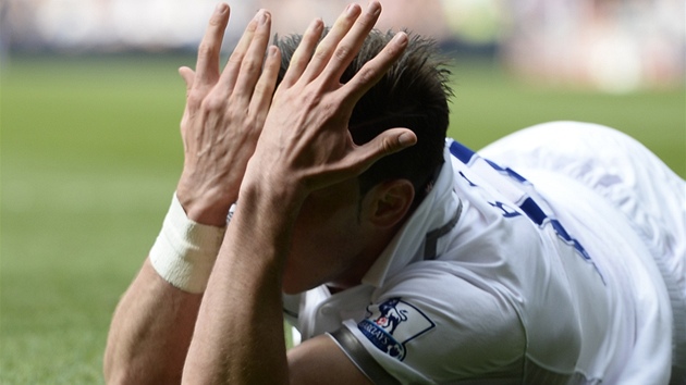 JAK TO? Gareth Bale, kdlo Tottenhamu, nechpe vrok rozhodho, kter mu ukzal lutou kartu za simulovn.