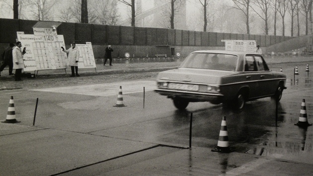 Mercedes-Benz se pochlubil prvn generac ABS svtovmu tisku u v roce 1970, trvalo vak dalch osm let, ne systm doputoval do sriovho vozu. Mezitm u se pedstavila (v roce 1972) nov generace mercedesu tdy S.