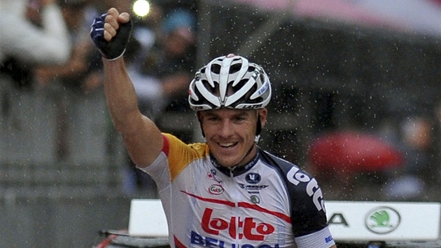 JE TO TAM. Australsk cyklista Adam Hansen vyhrl ve svch 31 letech prvn etapu v Grand Tour, na Giru dojel prvn do cle sedmho dne v Pescae.