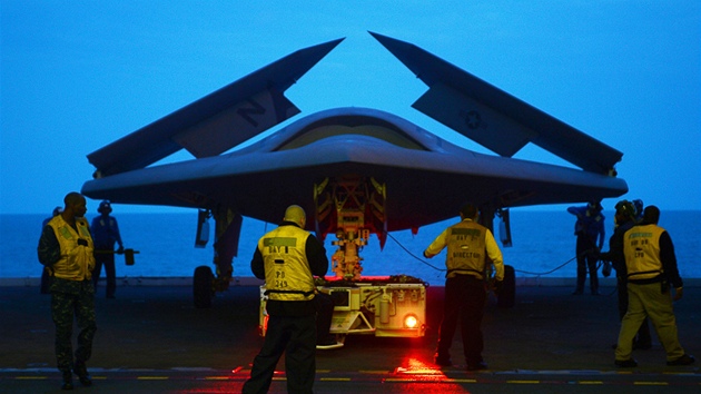Technici pipravuj bezpilotn letoun X-47B na palub letadlov lodi USS George H. W. Bush k prvnmu startu. (14. kvtna 2013)
