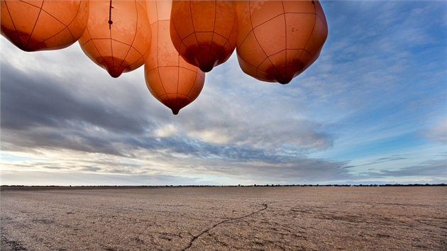 Horkovzdun balon od umlkyn Patricie Piccinniniov, kter si Canberra podila ke svmu stoletmu vro (24. dubna 2013)