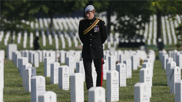 Princ Harry bhem nvtvy USA navtvil hbitov Arlington ve Virginii,  kde le mrtv amerit vojci (10. kvtna 2013).