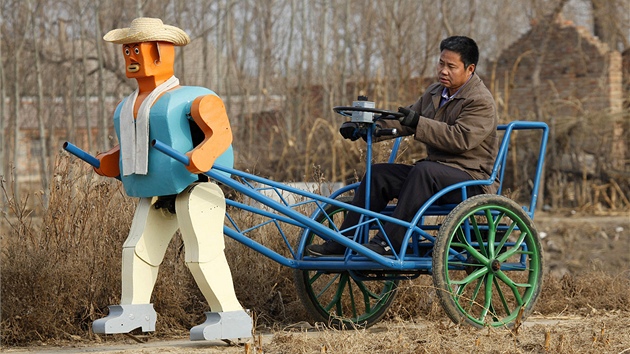 Farm Wu Yulu se svoj rikou, kterou thne podomcku vyroben robot. Leden roku 2009