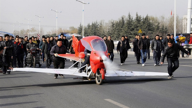 V listopadu roku 2012 se na zkuebn let vydal letadlov motocykl Zhang Xuelina. Stavba trvala pes jedenct msc. Stroj ze deva a plastu ovem nakonec pece jen nevzltl.