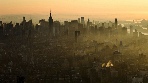 Vchod slunce nad Manhattanem na pohledu ze stechy One World Trade Centre.