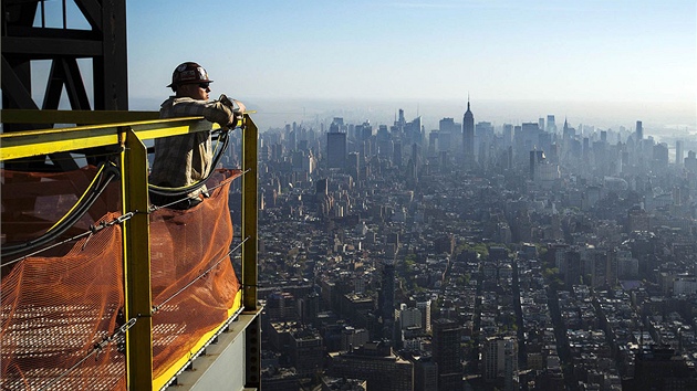 Jeden z dlnk sleduje centrum New Yorku ze stechy One World Trade Center. (10. kvtna 2013)