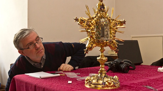Nově zrestaurovan&yacute; relikvi&aacute;ř sv. Jana Nepomuck&eacute;ho, na sn&iacute;mku Vladim&iacute;r Kelnar