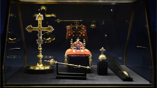Ve Vladislavském sále Praského hradu jsou vystaveny eské korunovaní klenoty.
